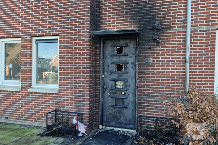 Brandbom veroorzaakt brand bij voordeur