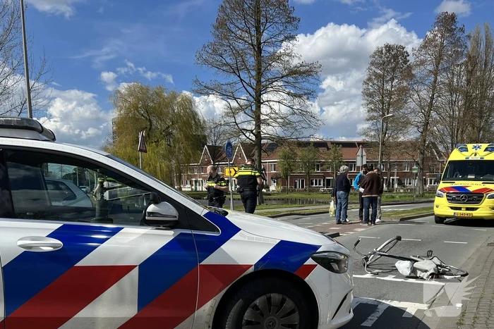 Overstekende fietser ziet auto over het hoofd