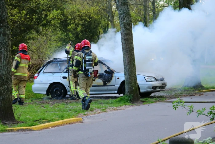 Geparkeerde auto volledig uitgebrand