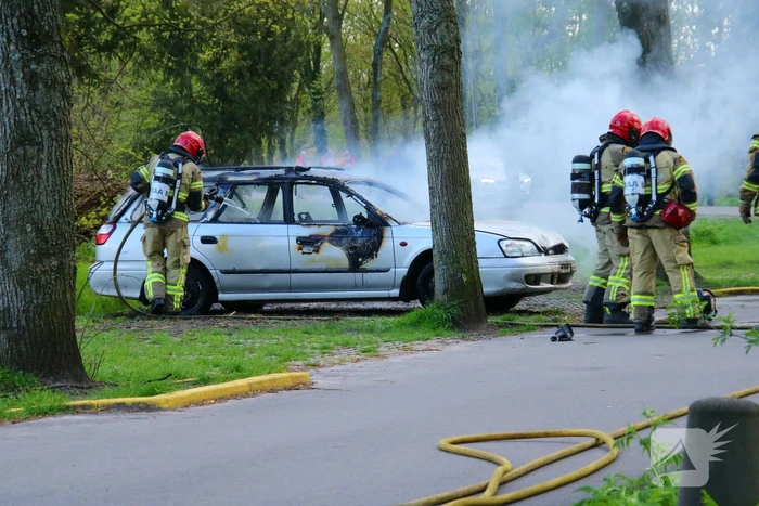 Geparkeerde auto volledig uitgebrand