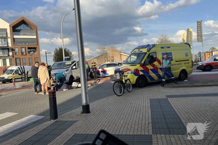 Fietsster gewond bij botsing met bestelbus