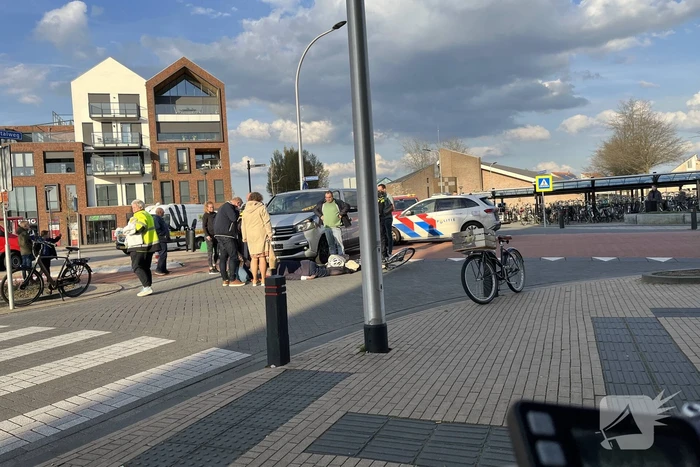 Fietsster gewond bij botsing met bestelbus