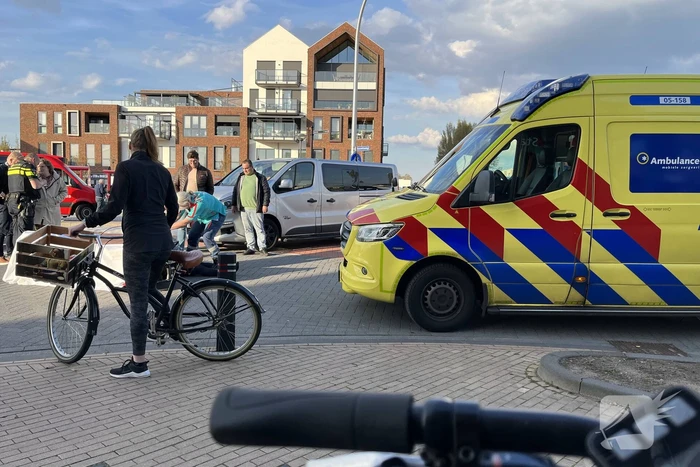 Fietsster gewond bij botsing met bestelbus