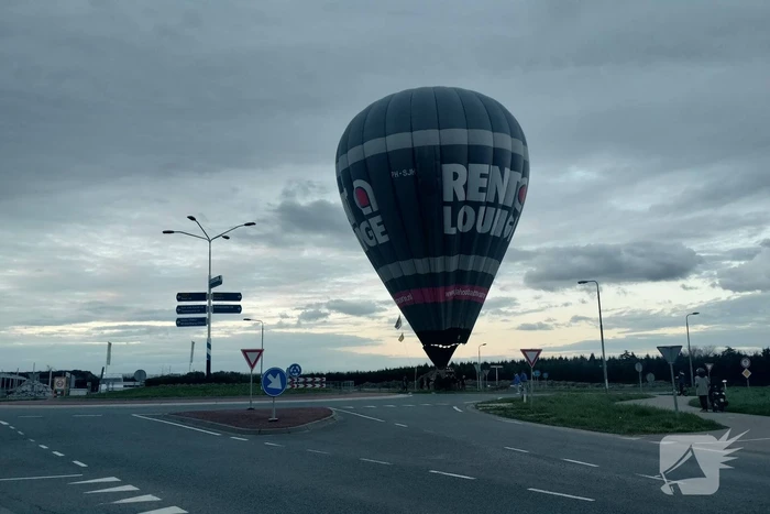 Luchtballon maakt noodlanding op rotonde