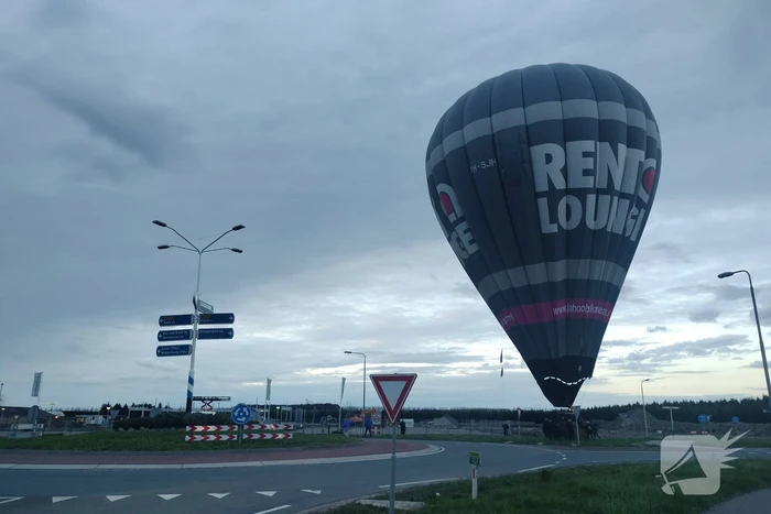 Luchtballon maakt noodlanding op rotonde