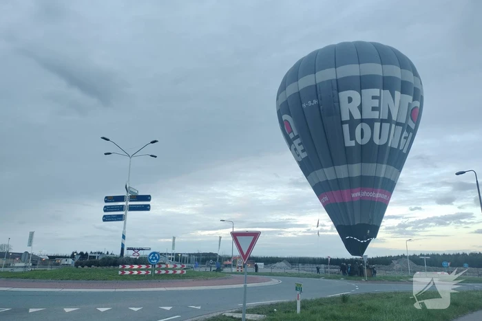 Luchtballon maakt noodlanding op rotonde