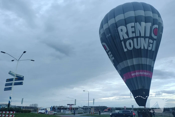 Luchtballon maakt noodlanding op rotonde