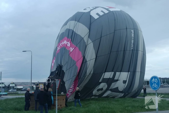 Luchtballon maakt noodlanding op rotonde