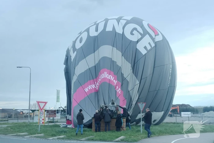 Luchtballon maakt noodlanding op rotonde