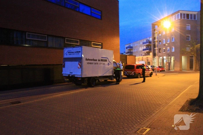 Politie en brandweer doen onderzoek bij bakwagen