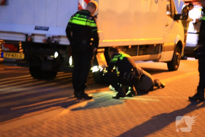Politie en brandweer doen onderzoek bij bakwagen