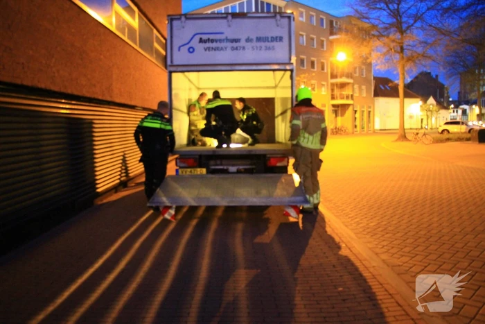 Politie en brandweer doen onderzoek bij bakwagen
