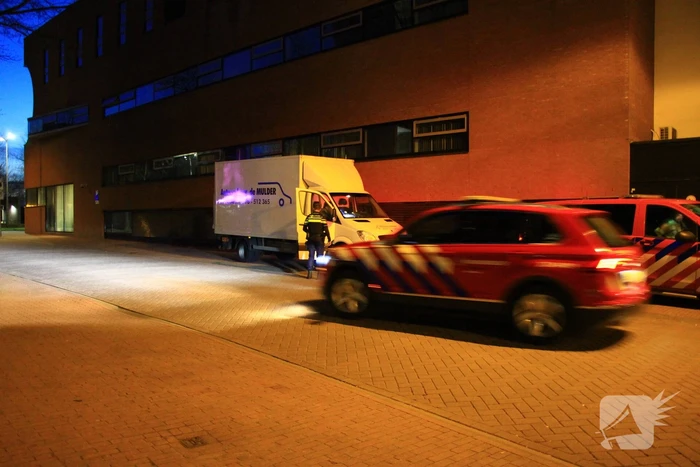 Politie en brandweer doen onderzoek bij bakwagen