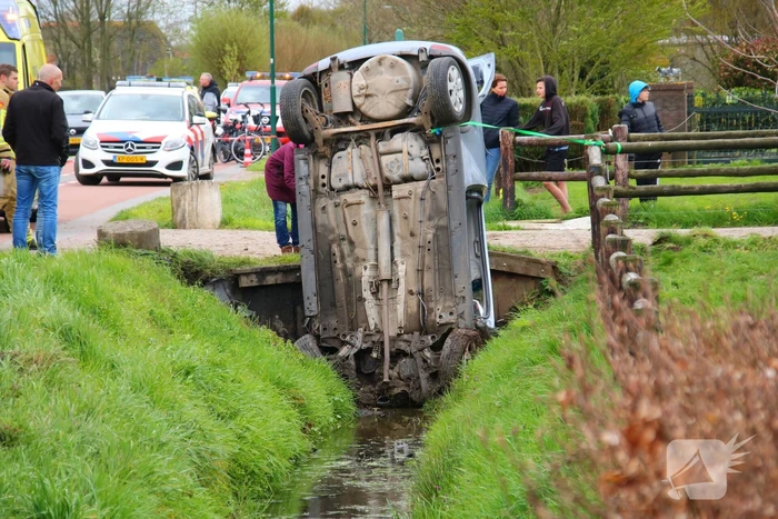 Automobilist belandt rechtop in sloot, link met eerdere steekpartij