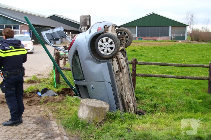 Automobilist belandt rechtop in sloot, link met eerdere steekpartij