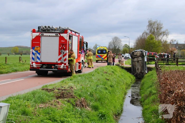 Automobilist belandt rechtop in sloot, link met eerdere steekpartij