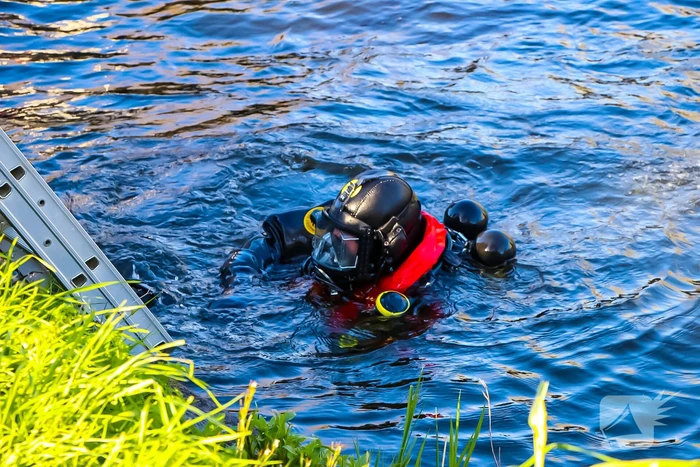 Zoekactie in water na gevonden scootmobiel onder de brug