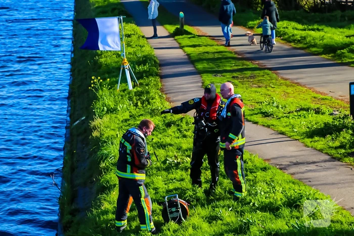 Zoekactie in water na gevonden scootmobiel onder de brug
