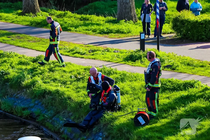 Zoekactie in water na gevonden scootmobiel onder de brug