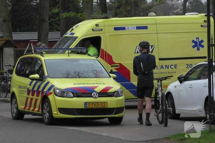 Mountainbiker komt hard ten val in bosgebied