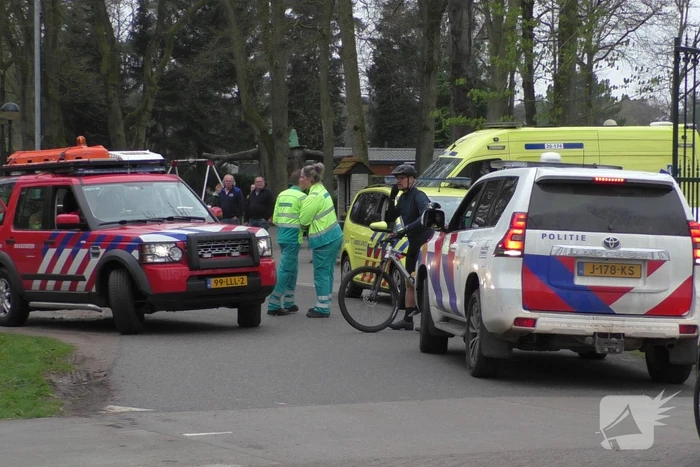 Mountainbiker komt hard ten val in bosgebied