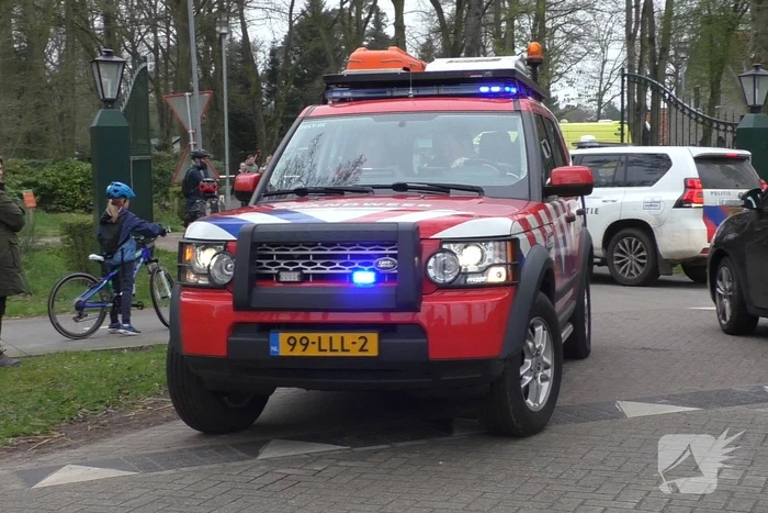 Mountainbiker komt hard ten val in bosgebied