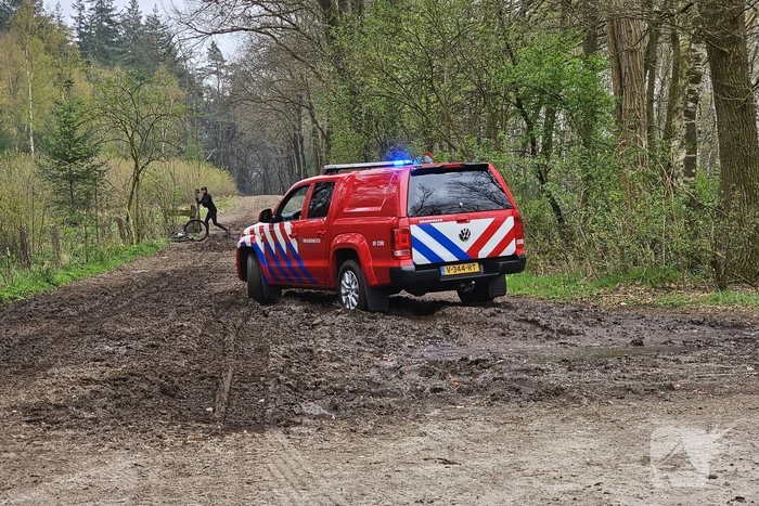 Brandweer ingezet voor gewonde mountainbiker in bosgebied