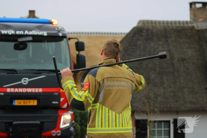 Brand in woning met rietendak
