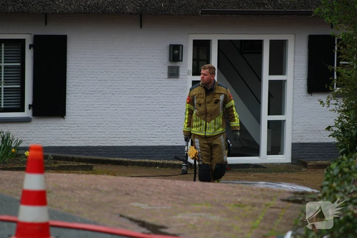 Brand in woning met rietendak