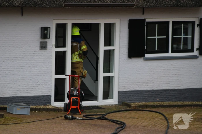 Brand in woning met rietendak