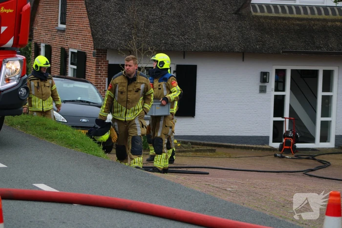 Brand in woning met rietendak