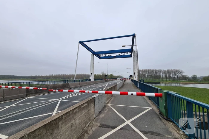 Verkeershinder door storing in brug