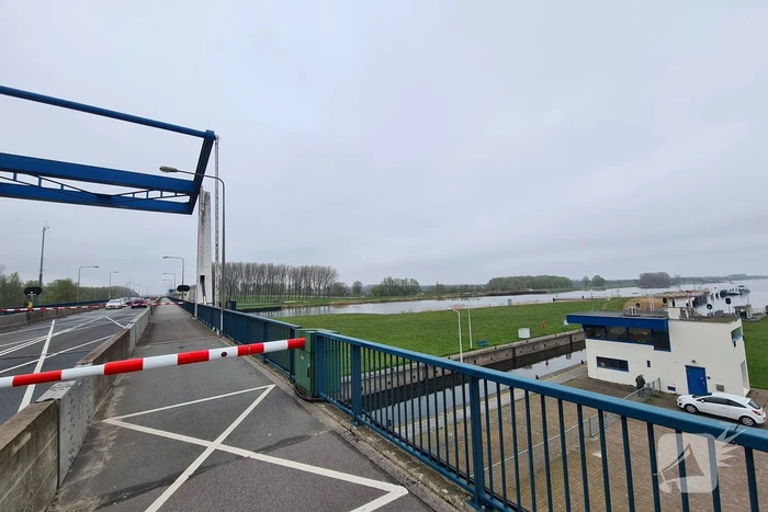 Verkeershinder door storing in brug