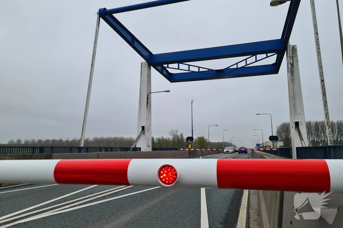Verkeershinder door storing in brug