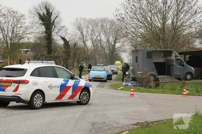 Fietser in botsing met auto, traumahelikopter ingezet