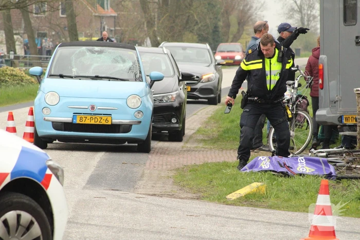Fietser in botsing met auto, traumahelikopter ingezet