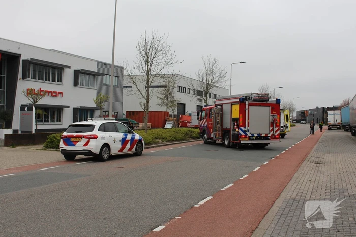 Automobilist raakt van de weg en botst op boom