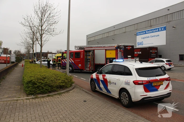 Automobilist raakt van de weg en botst op boom