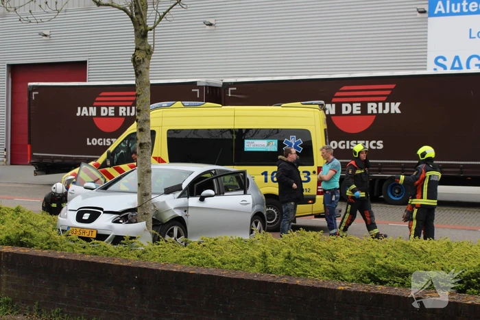 Automobilist raakt van de weg en botst op boom