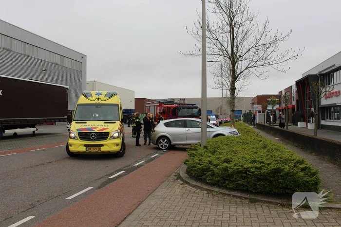 Automobilist raakt van de weg en botst op boom