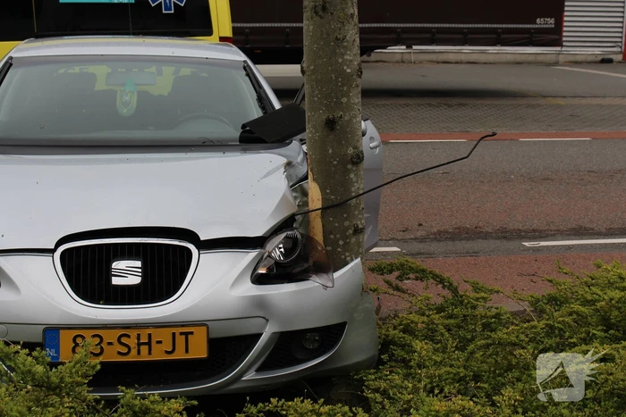 Automobilist raakt van de weg en botst op boom