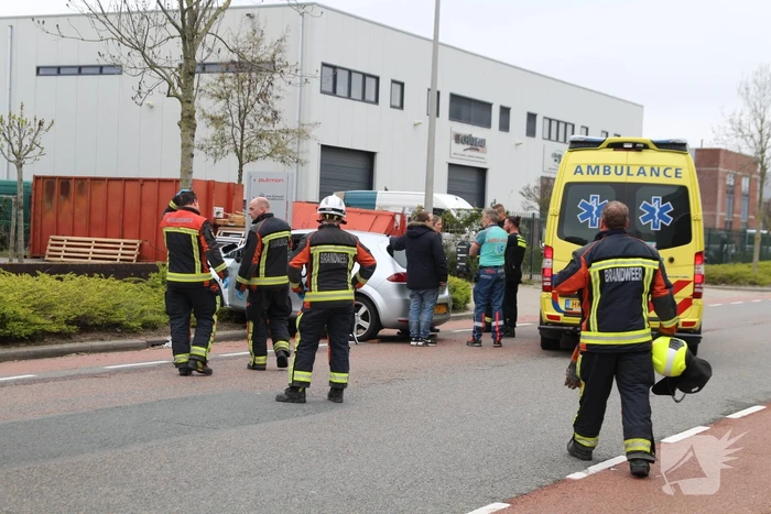 Automobilist raakt van de weg en botst op boom
