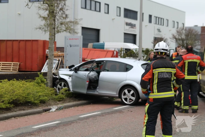 Automobilist raakt van de weg en botst op boom
