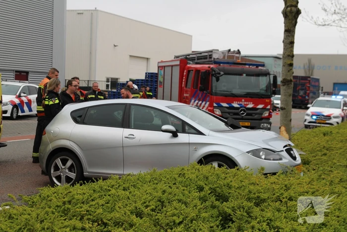 Automobilist raakt van de weg en botst op boom