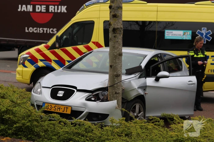 Automobilist raakt van de weg en botst op boom