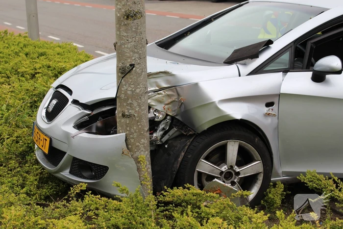 Automobilist raakt van de weg en botst op boom