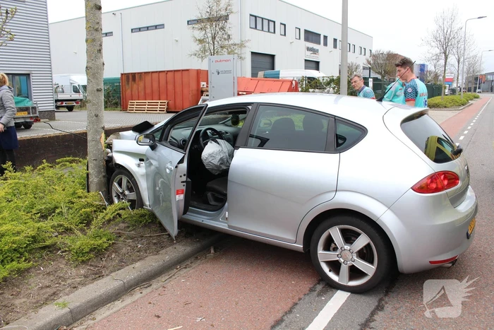 Automobilist raakt van de weg en botst op boom