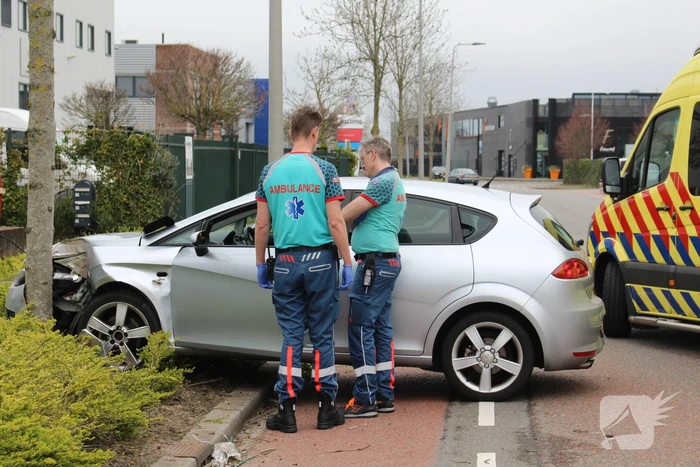 Automobilist raakt van de weg en botst op boom