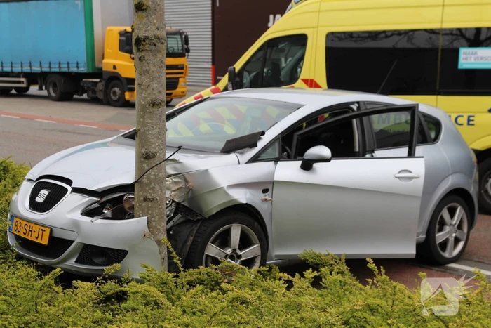 Automobilist raakt van de weg en botst op boom