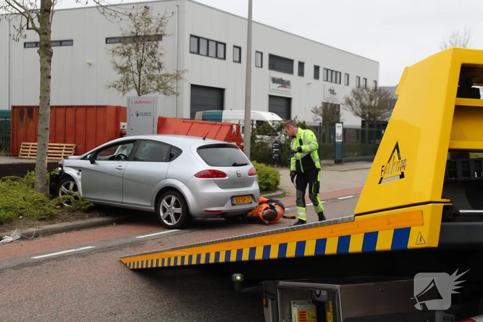 Automobilist raakt van de weg en botst op boom